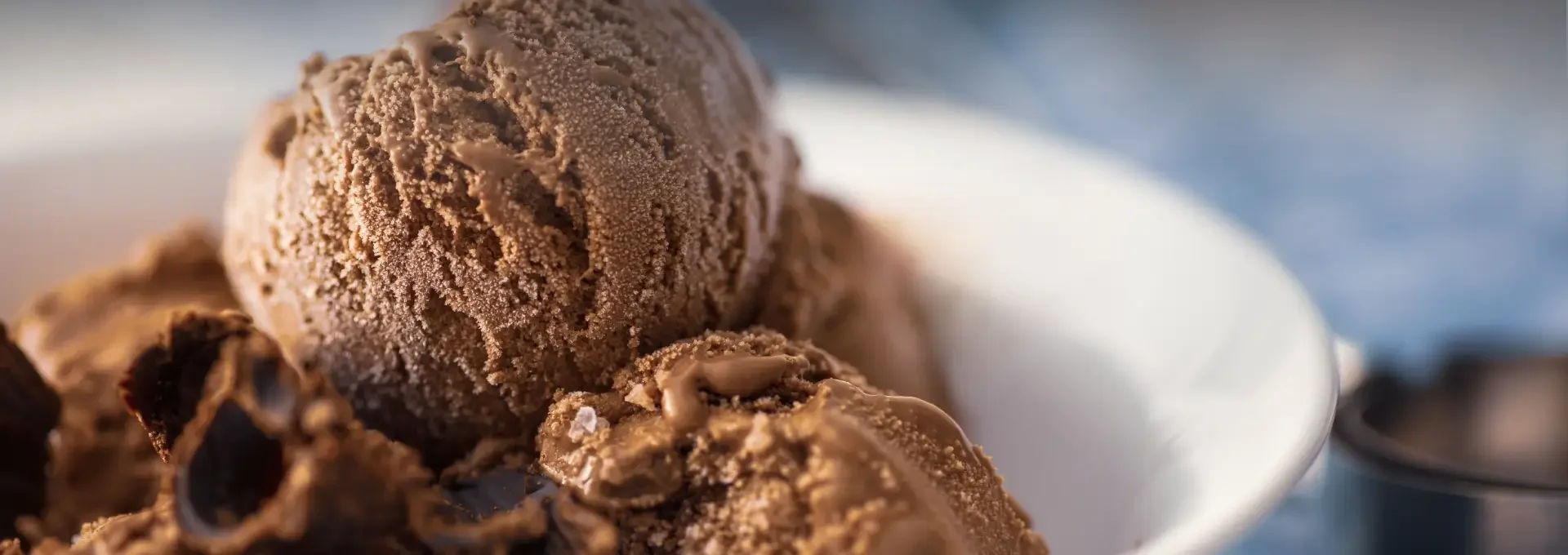 איך להוציא כתמי גלידת שוקולד מבגדים, שטיחים וריפוד — המדריך המלא