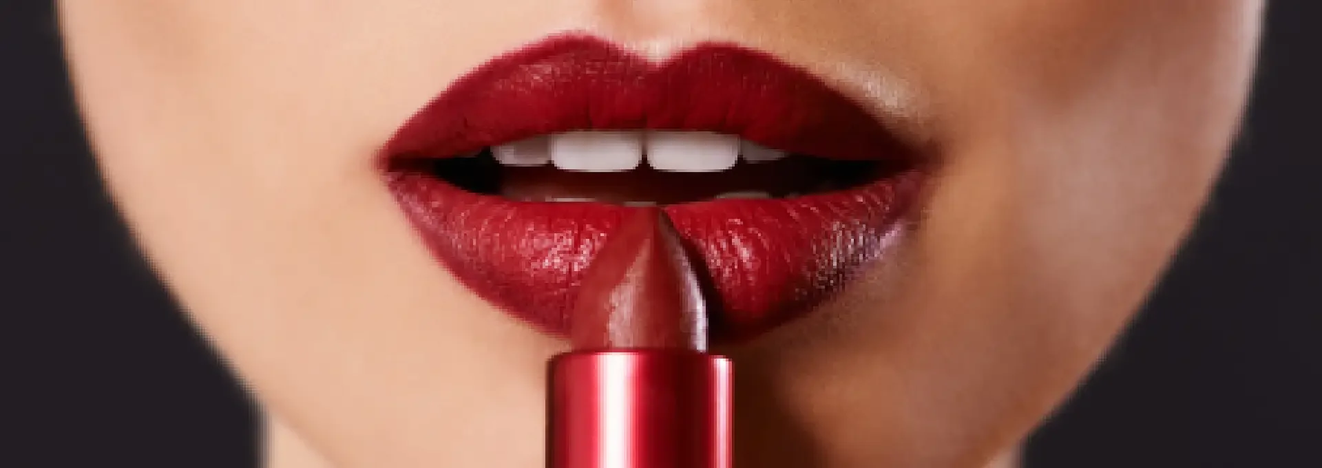 איך להוציא כתמי שפתון ואיפור מבגדים — המדריך המלא