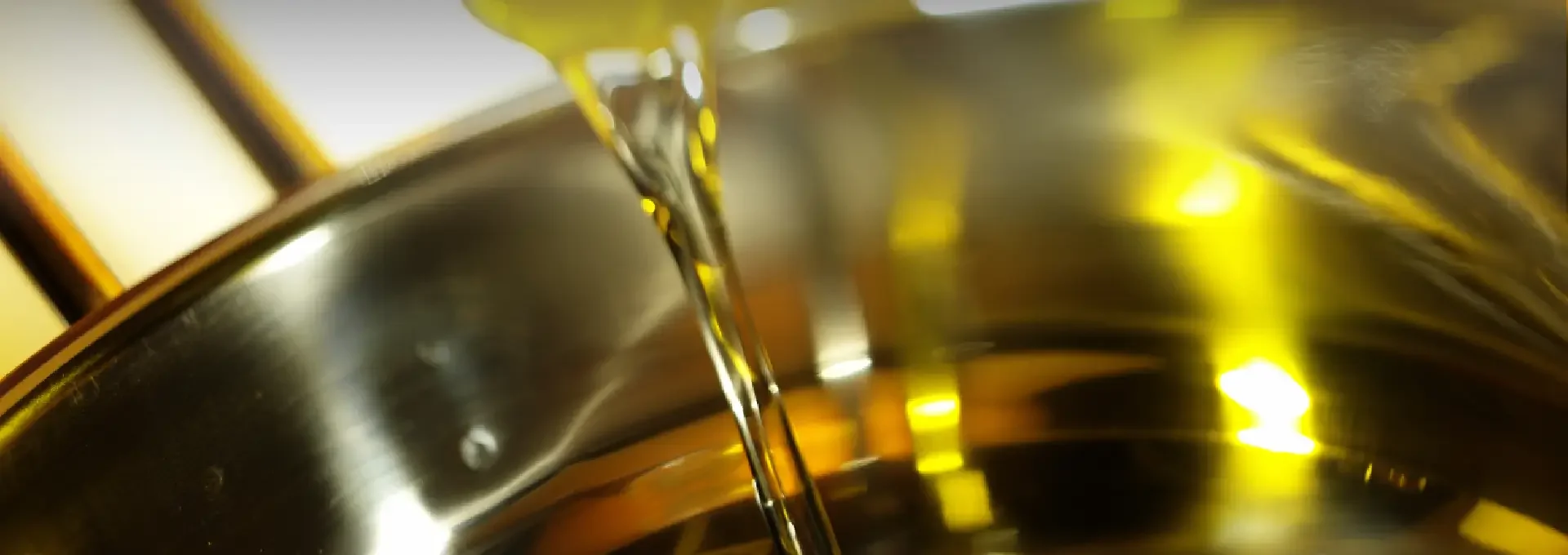 איך להוציא כתמי שמן מבגדים, שטיחים וריפוד — המדריך המלא